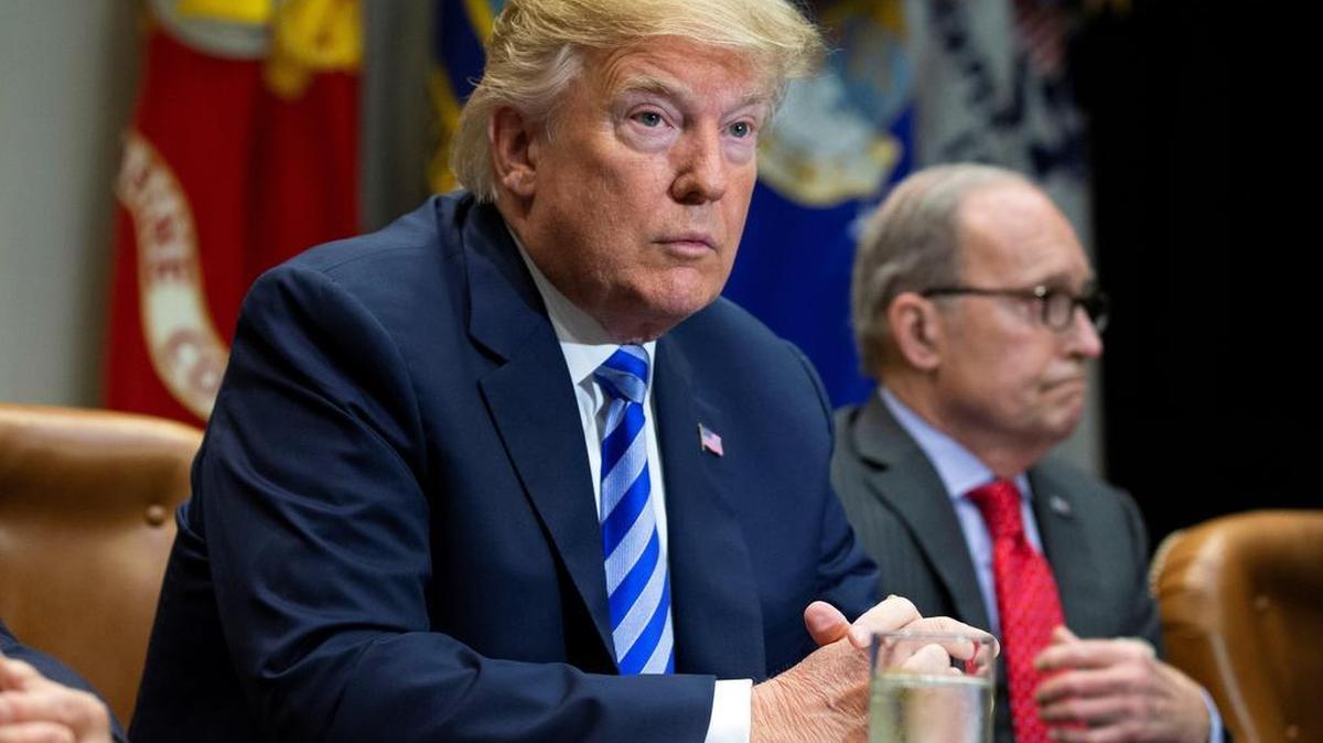 El presidente de Estados Unidos, Donald Trump, ofrece una rueda de prensa durante una reunión con los ejecutivos de la industria automovilística en la Casa Blanca, en Washington, DC, el 11 de mayo de 2018.