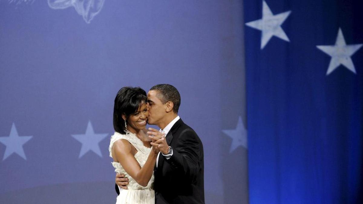 Fotografía del 20 de enero de 2009 que muestra al presidente de los Estados Unidos, Barack Obama (d), junto a su mujer, Michelle (i), en el Centro de Convenciones en Washington DC durante el baile de su investidura.