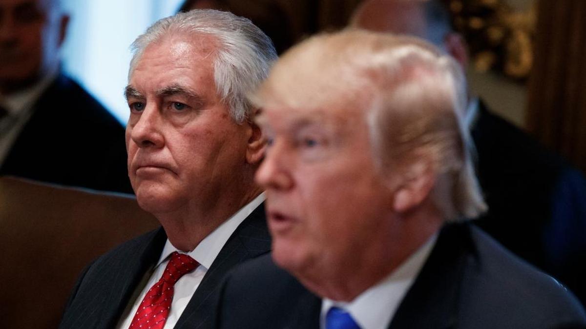 El secretario de Estado, Rex Tillerson, escucha mientras el presidente Donald Trump habla en una reunión de gabinete en la Casa Blanca el 20 de diciembre del 2017.