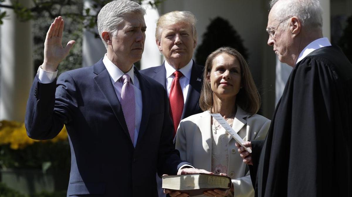 El presidente Donald Trump observa como el juez de la Corte Suprema Anthony Kennedy administra el juramento judicial al juez Neil Gorsuch en el Jardín de las Rosas de la Casa Blanca en Washington, el lunes 10 de abril de 2017.