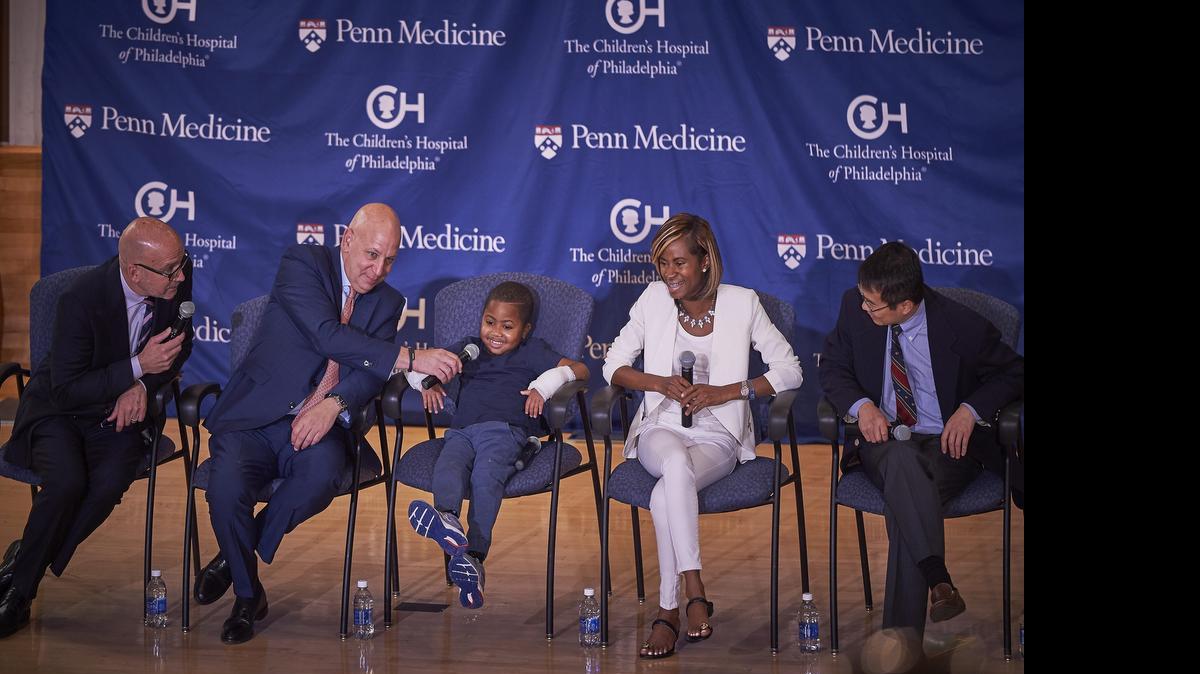 
El Hospital Infantil de Filadelfia muestra a Zion Harvey (cen), un niño de ocho años, durante una conferencia tras recibir un trasplante de sus dos manos. 
