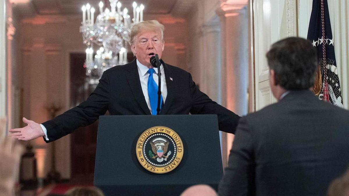 En esta foto de archivo tomada el 7 de noviembre de 2018, el presidente de los Estados Unidos, Donald Trump, se mete en un acalorado intercambio con el corresponsal de la Casa Blanca de la CNN, Jim Acosta, durante una conferencia de prensa posterior a las elecciones en la Sala Este de la Casa Blanca en Washington.