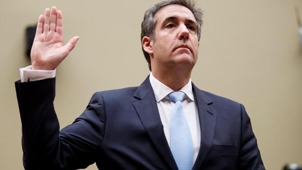 El ex abogado del presidente estadounidense Donald J. Trump, Michael Cohen (c), testifica ante la Cámara de Representantes este miércoles, en Washington, Estados Unidos.