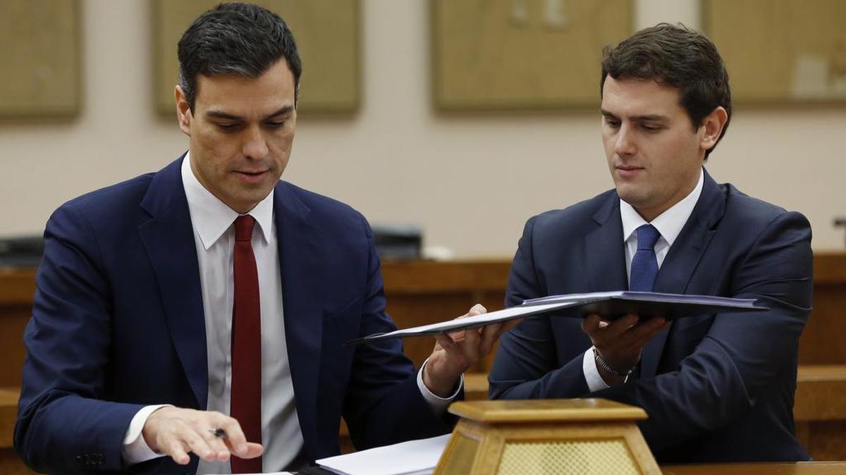 El secretario general del PSOE, Pedro Sánchez (i), y el presidente de Ciudadanos, Albert Rivera, durante la firma de un acuerdo de investidura y legislatura alcanzado entre los dos partidos, hoy en el Congreso de los Diputados.