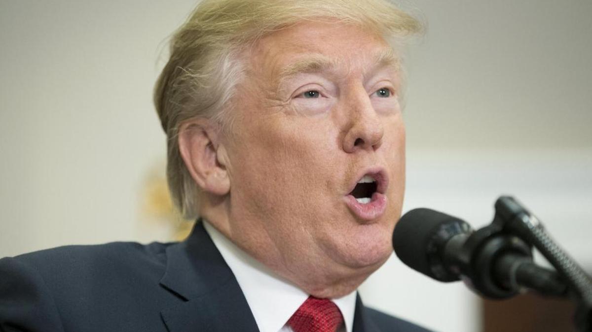 El presidente Donald Trump pronuncia su discurso tras firmar una orden ejecutiva diseñada para "aliviar" a los ciudadanos ante algunos requisitos de Obamacare, la reforma de salud promulgada en 2010 por su predecesor, Barack Obama, en la Casa Blanca, el 12 de octubre de 2017.