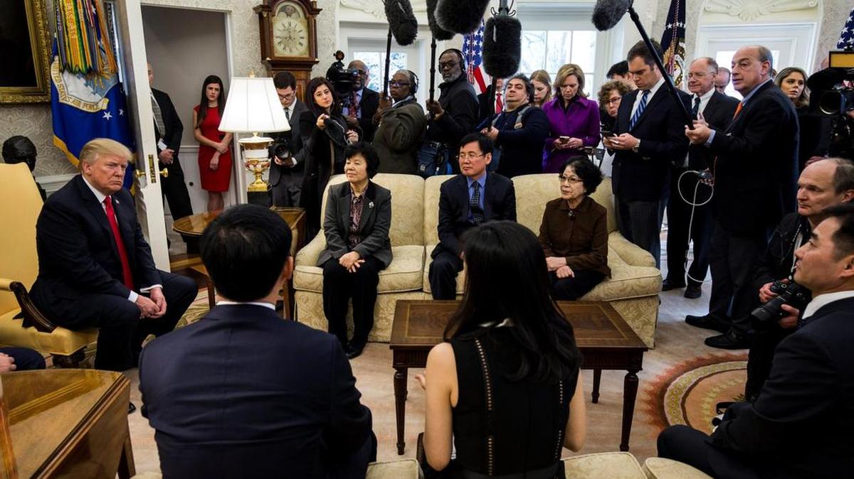 El presidente Donald Trump se dirige a los medios durante un encuentro con desertores norcoreanos en el Despacho Oval de la Casa Blanca, en Washington D.C., el 2 de febrero del 2018.