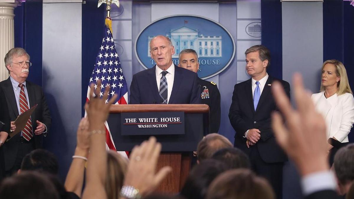 Altos funcionarios de seguridad de Estados Unidos: asesor de seguridad nacional John Bolton, director de inteligencia nacional Dan Coats, general de comando cibernético Paul M. Nakasone, director del FBI Christopher Wray y secretaria de seguridad nacional Kirstjen Nielsen, informan sobre la interferencia rusa en venideras elecciones, en la Casa Blanca, el 2 de agosto de 2018 en Washington, DC.