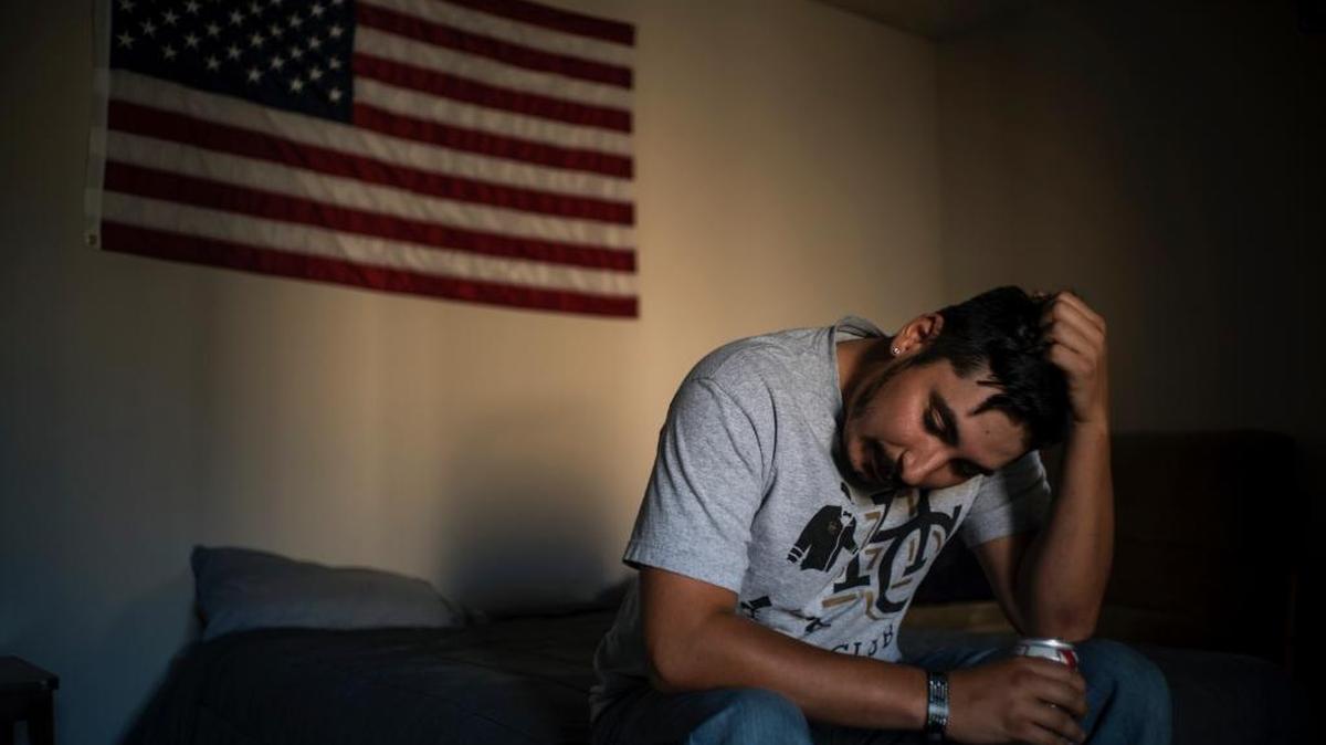 
Manny Bojorquez sirvió en el Segundo Batallón, Séptimo Regimiento de Marines, en Afganistán, en su apartamento en Mesa, Arizona, en abril de este año. Esta una de las unidades más afectada por el suicidio.
