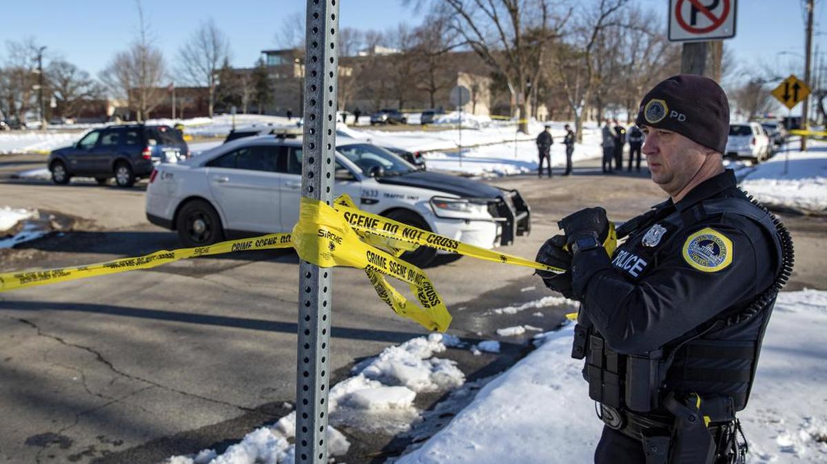 La policía investiga un tiroteo afuera de East High School en Des Moines, Iowa, el lunes 7 de marzo de 2022. (Zach Boyden-Holmes/The Des Moines Register vía AP)