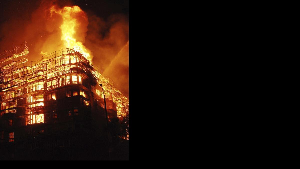 
Un incendio el lunes en un edificio del centro de Los Angeles provocó el cierre de dos importantes autopistas de la ciudad. Más de 250 bomberos intentaron apagar el incendio en este edificio de siete pisos.
