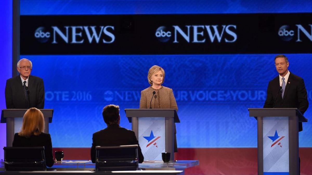 Bernie Sanders (izq.), Hillary Clinton (cen.) y Martin O'Malley (der.), participan en el debate democrático por la presidencia organizado por ABC News en New Hampshire.