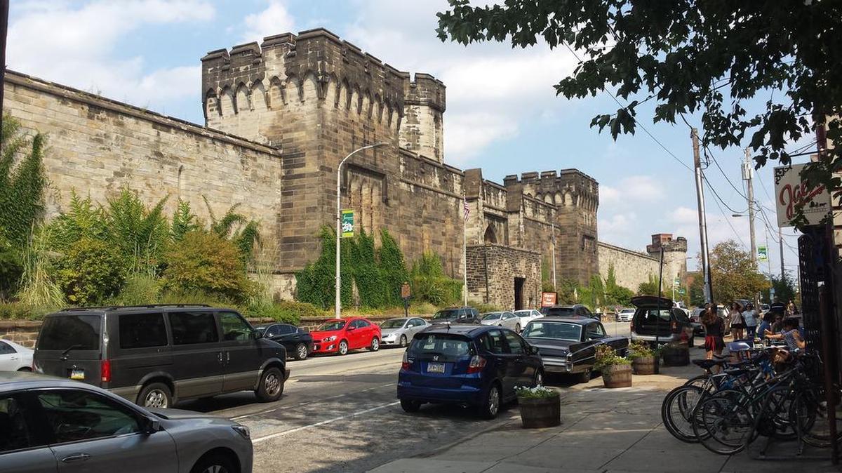 Fachada de la Penitenciaría de Filadelfia (EE.UU.). Si Al Capone levantara la cabeza, no daría crédito: la histórica Penitenciaría Oriental del Estado de Filadelfia, donde purgó su condena el famoso gángster, es hoy una atracción invadida por turistas que husmean entre sus ruinas.