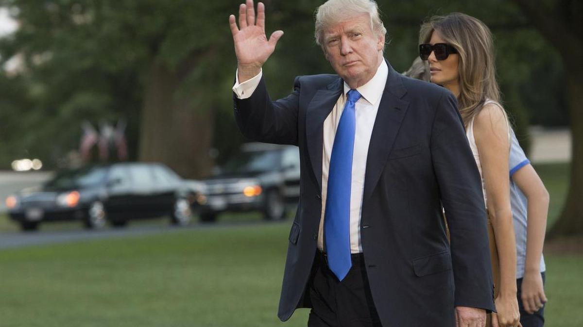 El presidente Donald Trump llega a la Casa Blanca acompañado de su esposa, Melania, y su hijo Barron, el domingo 11 de junio de 2017.