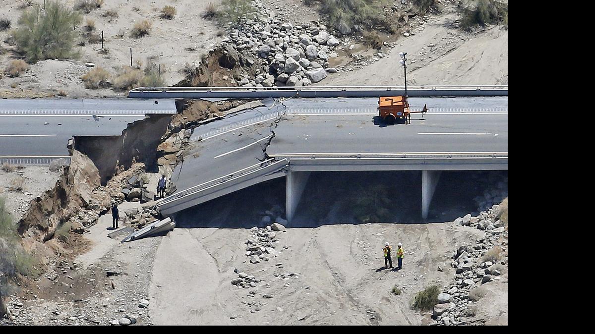 
Puente construido en 1967 cerca de la pequeña localidad de Desert Center, que aprobó una inspección el 17 de marzo del Departamento de Transporte de California.
