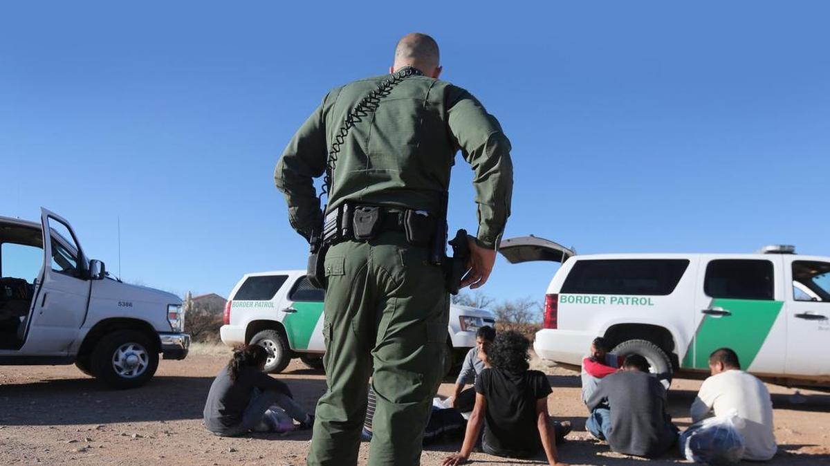 La foto de archivo muestra a un agente de la Patrulla Fronteriza que vigila a un grupo de inmigrantes mexicanos indocumentados capturado luego de haber cruzado la frontera.