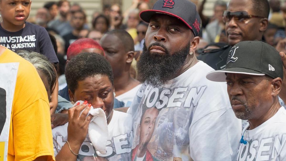 
La muerte de Michael Brown, de 18 años, fue recordada el domingo con cuatro minutos y medio de silencio y una marcha encabezada por su padre (al centro de la foto).

