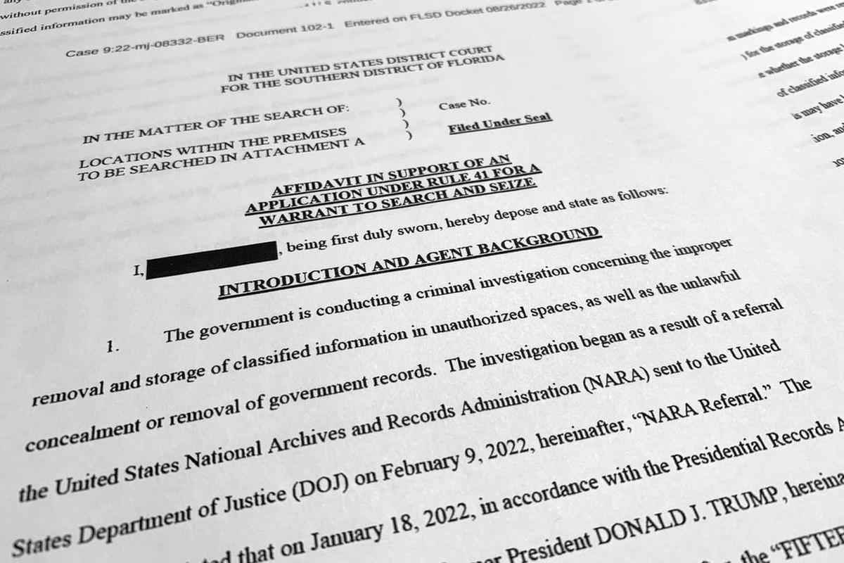 Fotografía del viernes 26 de agosto de 2022 de la declaración jurada del FBI en apoyo de la obtención de una orden de allanamiento para el patrimonio de Mar-a-Lago del expresidente Donald Trump. (Foto AP/Jon Elswick)