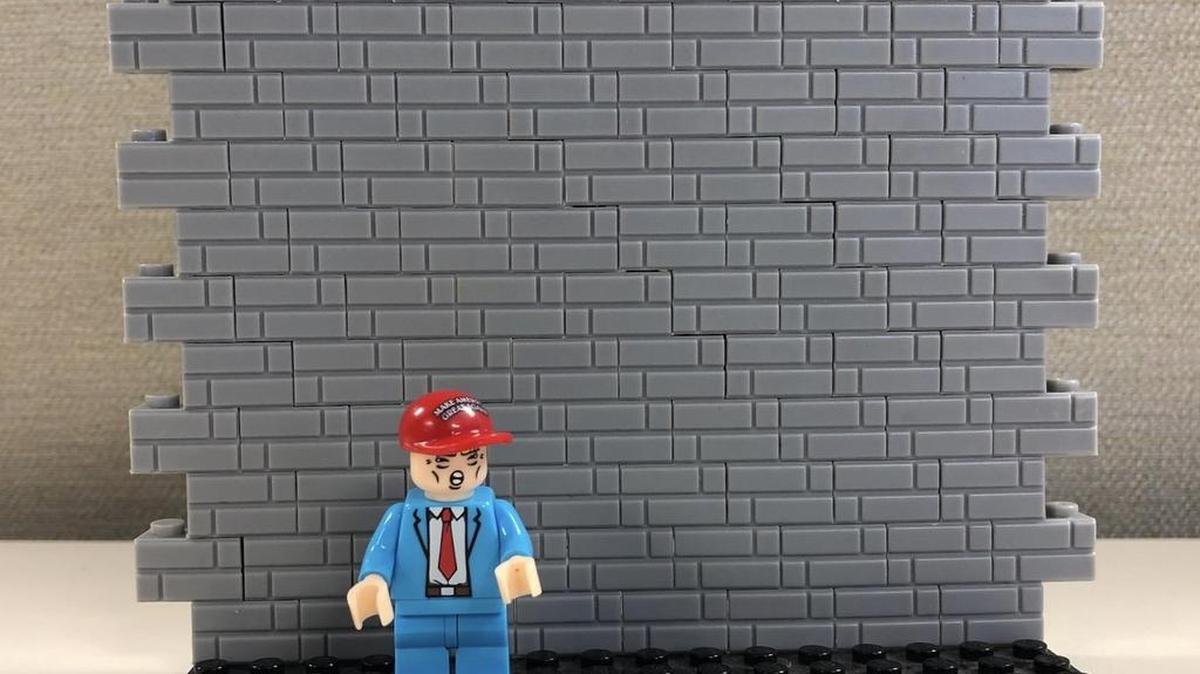 Fotografía cedida por la empresa Keep and Bear donde aparece su juego “MAGA Build the wall” (Construye el Muro), que tiene 101 piezas del tipo Lego, entre las que se cuenta una figura que representa al mandatario con rostro enfadado y la gorra roja que se convirtió en la insignia de la campaña presidencial de Trump.