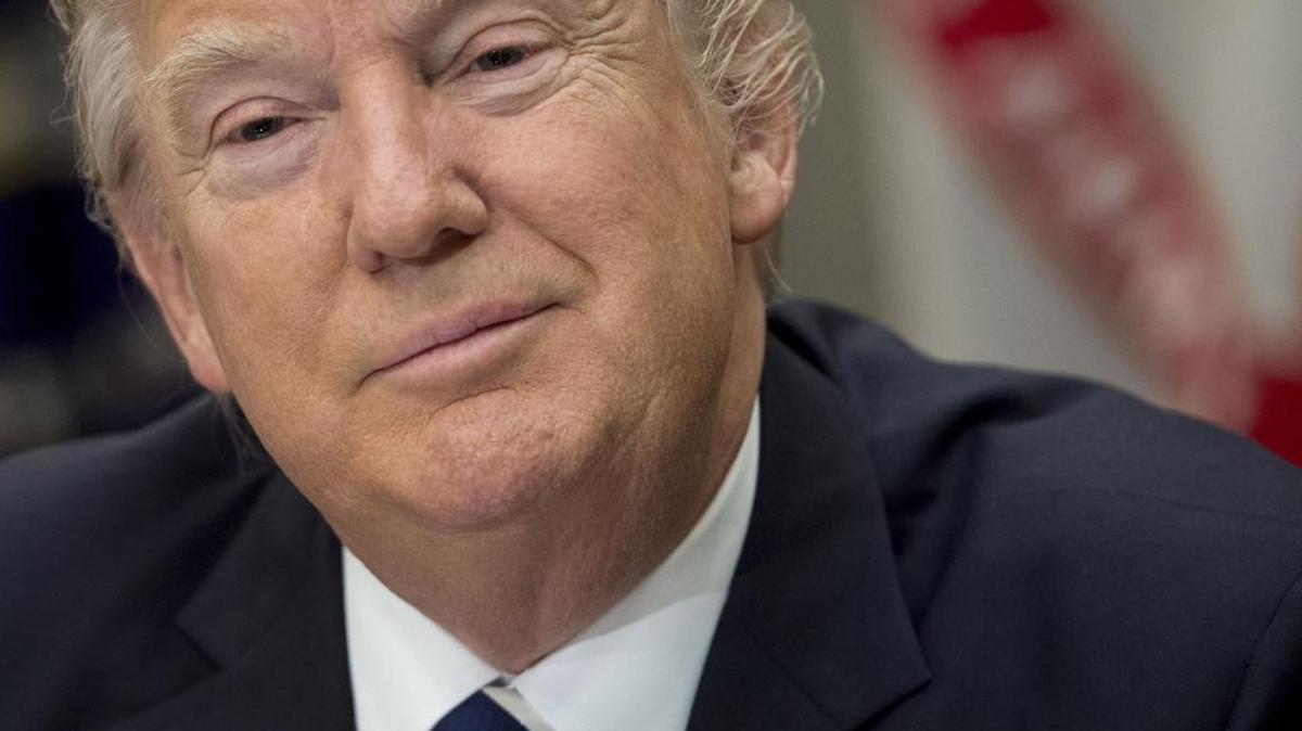 El presidente Donald Trump acusó este domingo al Comité Nacional Demócrata de haber manipulado sus comicios para lograr la elección como líder de Tom Pérez, del ala más tradicional del partido, y evitar el triunfo del legislador Keith Ellison, de la facción progresista. Imagen: Trump en la Casa Blanca el 14 de febrero.