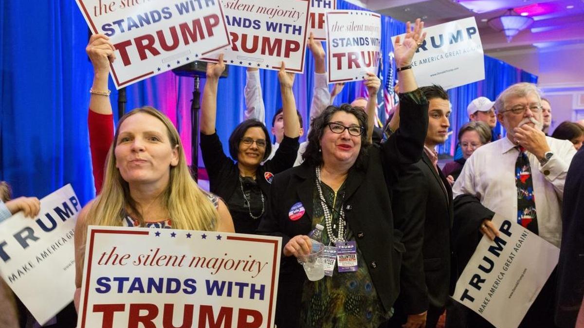 Los partidarios del candidato presidencial republicano Donald Trump celebran los primeros resultados mientras cierran las urnas en la primaria en el Carolina del Sur, en Spartanburg, el 20 de febrero de 2016.