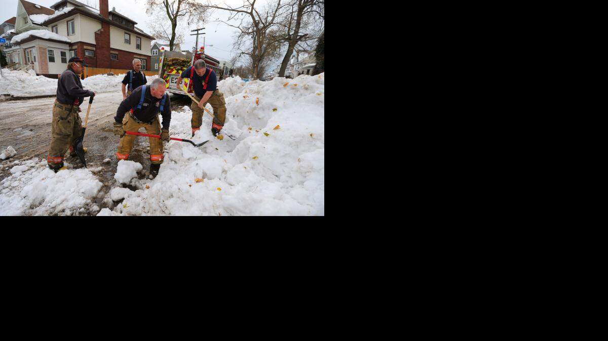 
Los temores sobre grandes inundaciones en Buffalo tras las nevadas disminuía el lunes. Ahora el temor son los fuertes vientos que pueden derribar muchos árboles.
