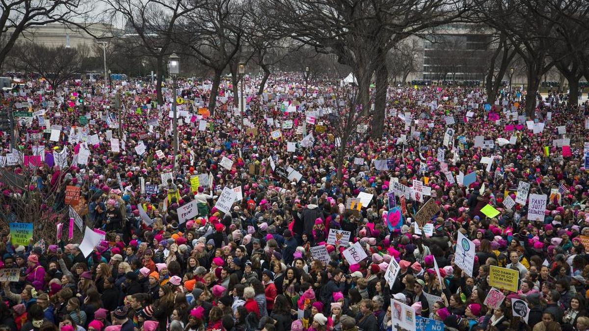Miles de participantes se congregan en la Marcha de Mujeres en Washington en Washington, DC, el 21 de enero de 2017. Se espera que un medio millón de personas en la reunión, según los organizadores Es “promover la igualdad de la mujer y defender a otros grupos marginados”, tras la inauguración oficial el 20 de enero de Donald J. Trump como 45º Presidente de los Estados Unidos.