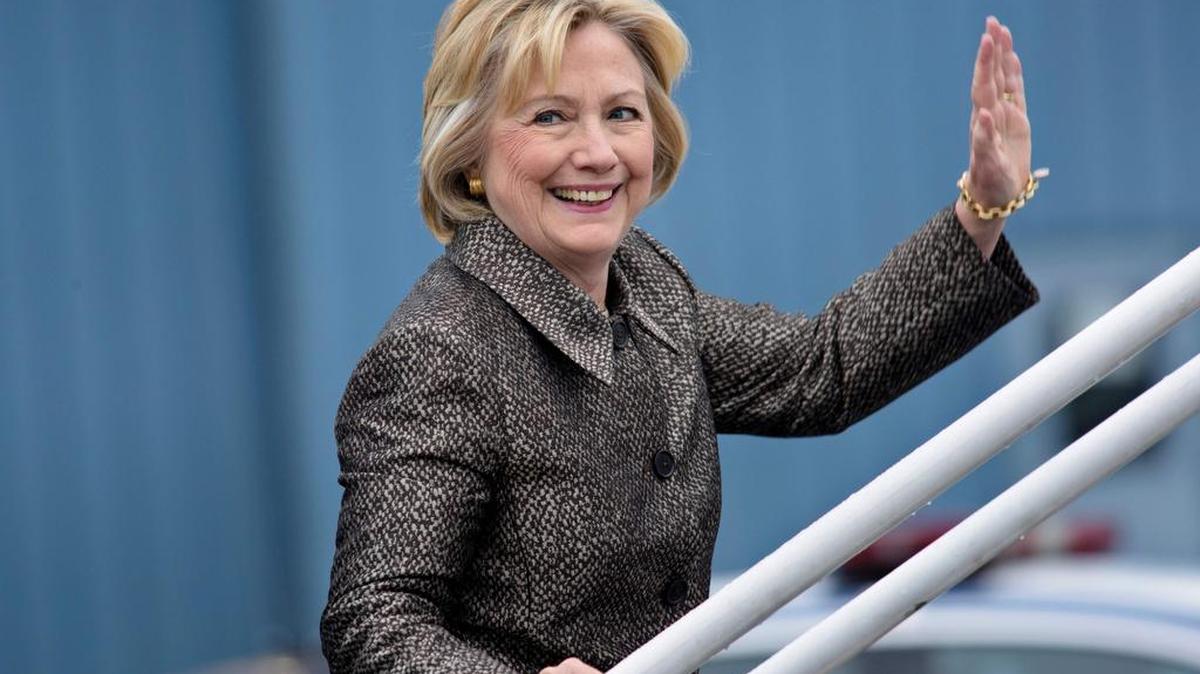 La candidata demócrata Hillary Clinton en el aeropuerto el condado de Westchester en White Plains, Nueva York el 2 de octubre de 2016.