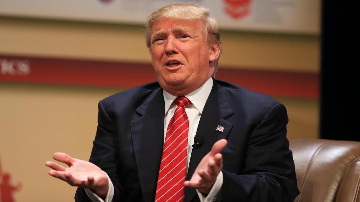 
El magnate y precandidato presidencial Donald Trump dijo que haber sido capturado por el enemigo no hace al senador John McCain un héroe de guerra. 
