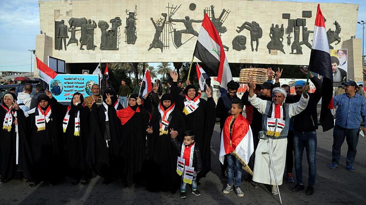 Iraquíes celebran y agitan banderas nacionales en la Plaza Tahrir, Bagdad, el 10 de diciembre del 2017.