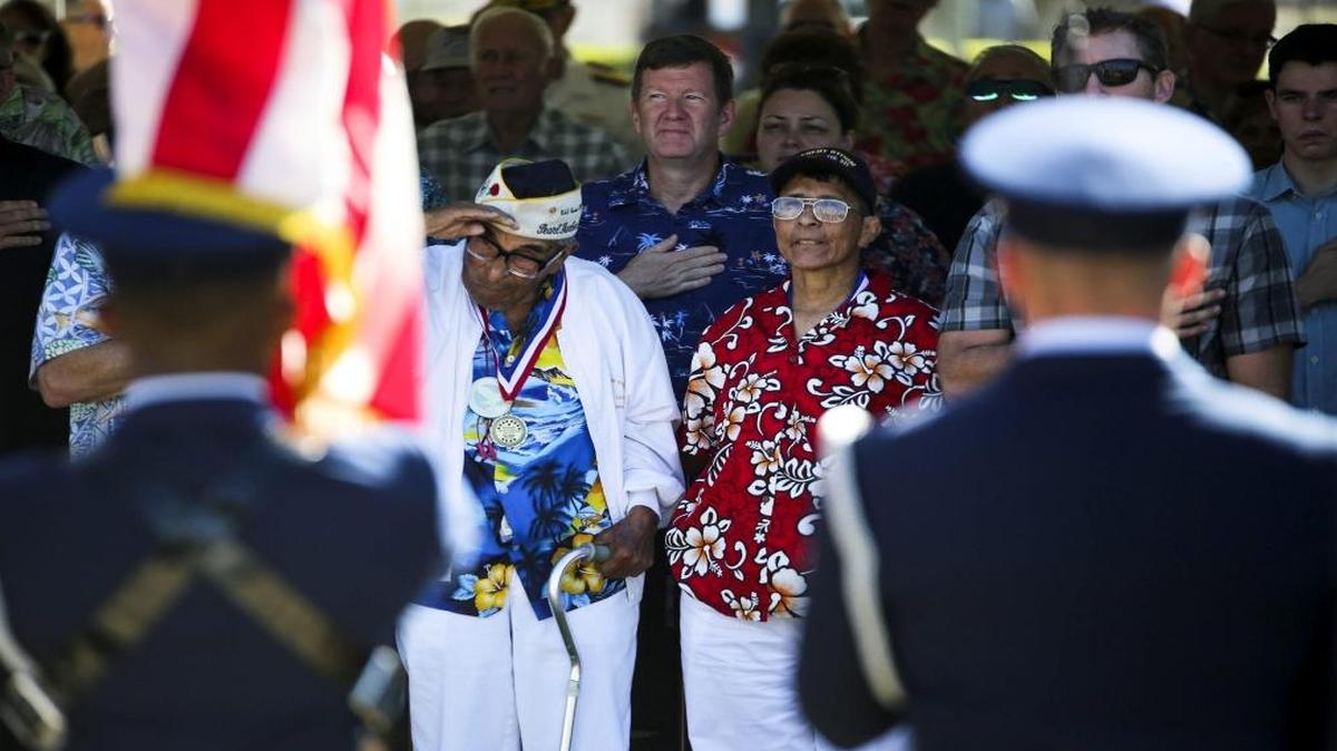 Ray Chavez (ci), de 104 años, el superviviente de mayor edad de Pearl Harbor, durante una ceremonia en el museo de la estación naval y militar estadounidense, cerca de Honolulu, en Hawaii. EEUU conmemora el ataque japonés a Pearl Harbor que hace 75 años traumatizó a un país que se creía inmune a la II Guerra Mundial y que, tras décadas de amistad con Japón, ve aquella tragedia como una herida cerrada.
