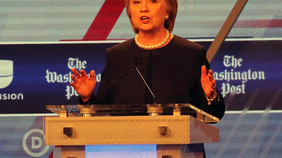 Hillary Clinton habla durante un debate moderado por Univision y The Washington Post en el recinto de Miami-Dade College, en Kendall.