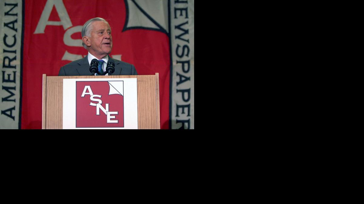 <cutline_leadin>Ben Bradlee</cutline_leadin> hablando después de ser elogiado por la American Society of Newspapers, en Washington. Según el Washington Post murió por causas naturales.