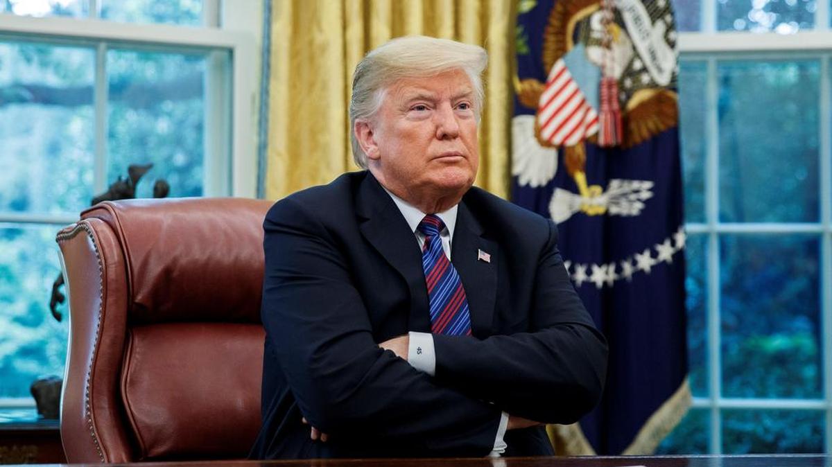 El presidente estadounidense, Donald J. Trump, inicia una comunicación con su homólogo mexicano, Enrique Peña Nieto, en el Despacho Oval de la Casa Blanca, en Washington, Estados Unidos, el 27 de agosto de 2018.