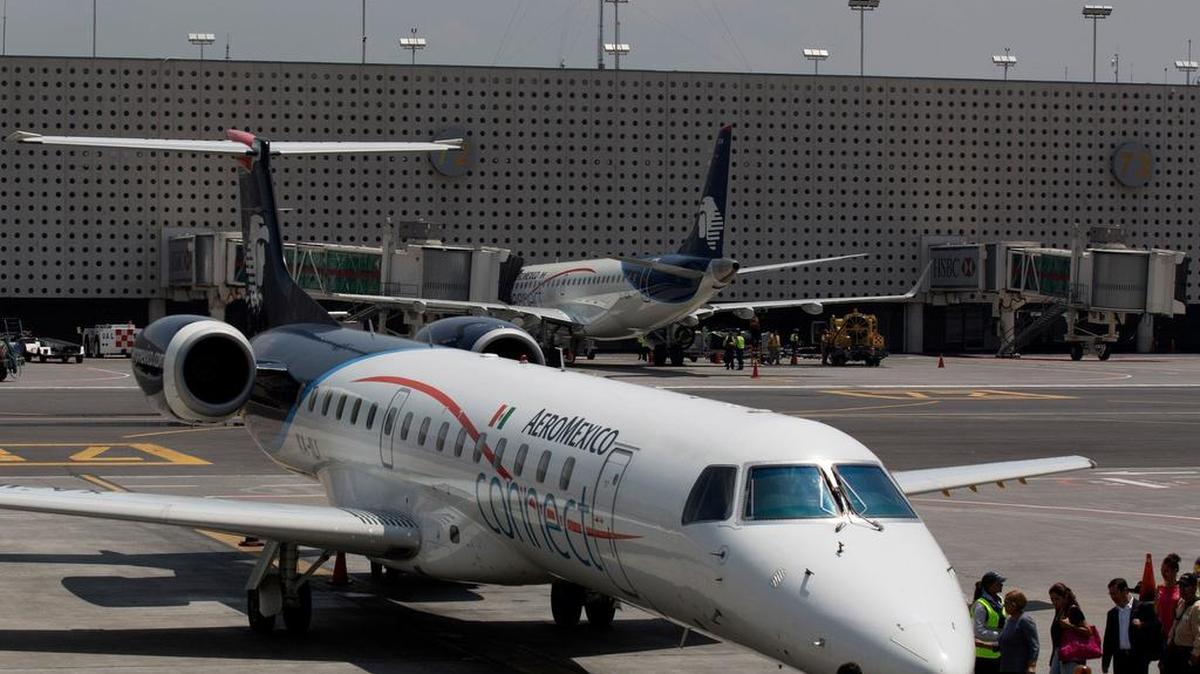 Pasajeros suben a bordo de una aeronave en el Aeropuerto Internacional Benito Juárez, en México.
