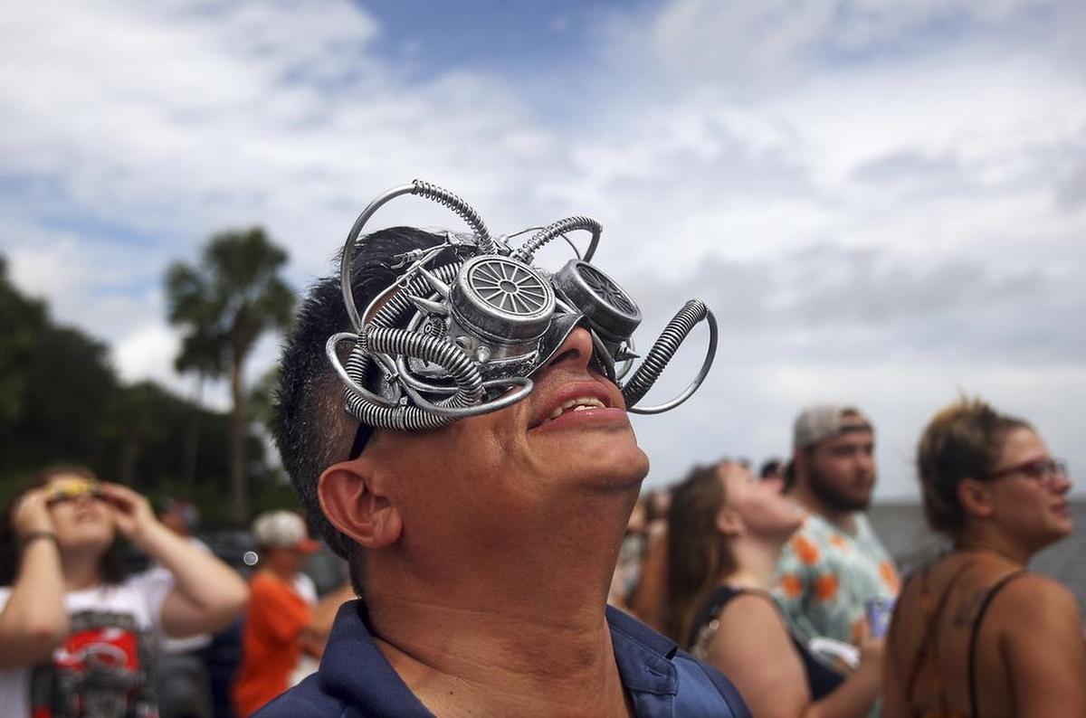Louis Serrano fue a Charleston, S.C. desde Florida para ver el eclipse solar el lunes 21 de agosto de 2017.