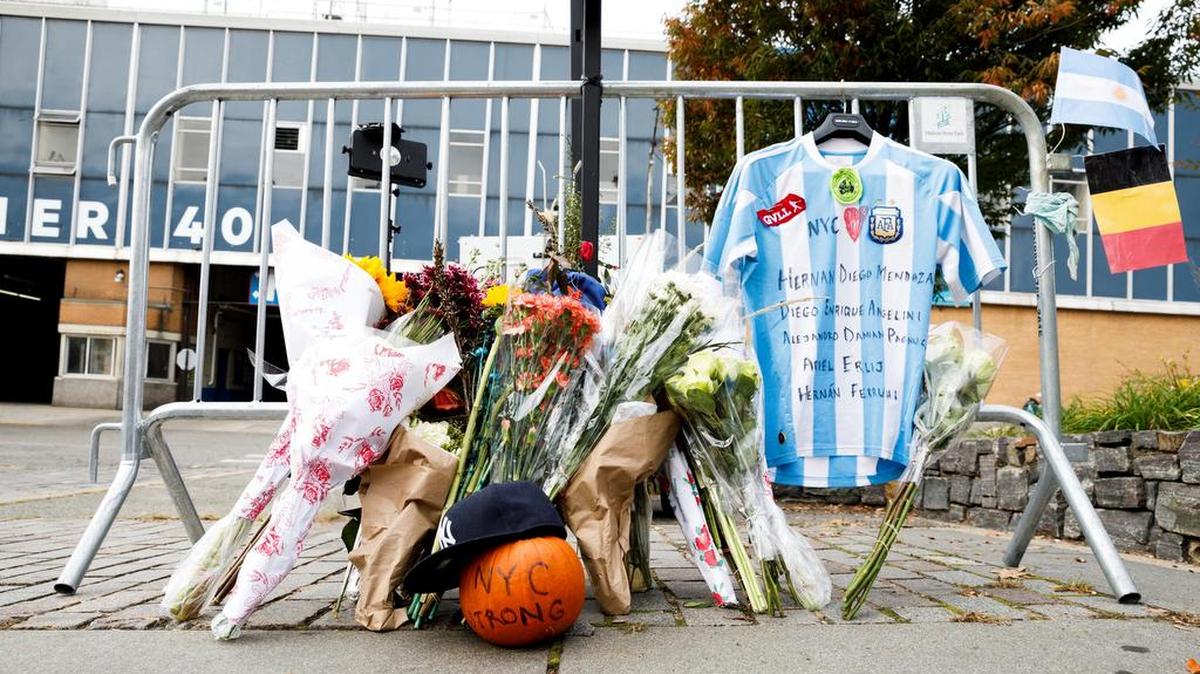 Flores y una camiseta de la selección argentina de fútbol han sido colocadas junto al lugar donde este martes se perpetró un atentado terrorista en Nueva York, Estados Unidos, el 2 de noviembre del 2017.