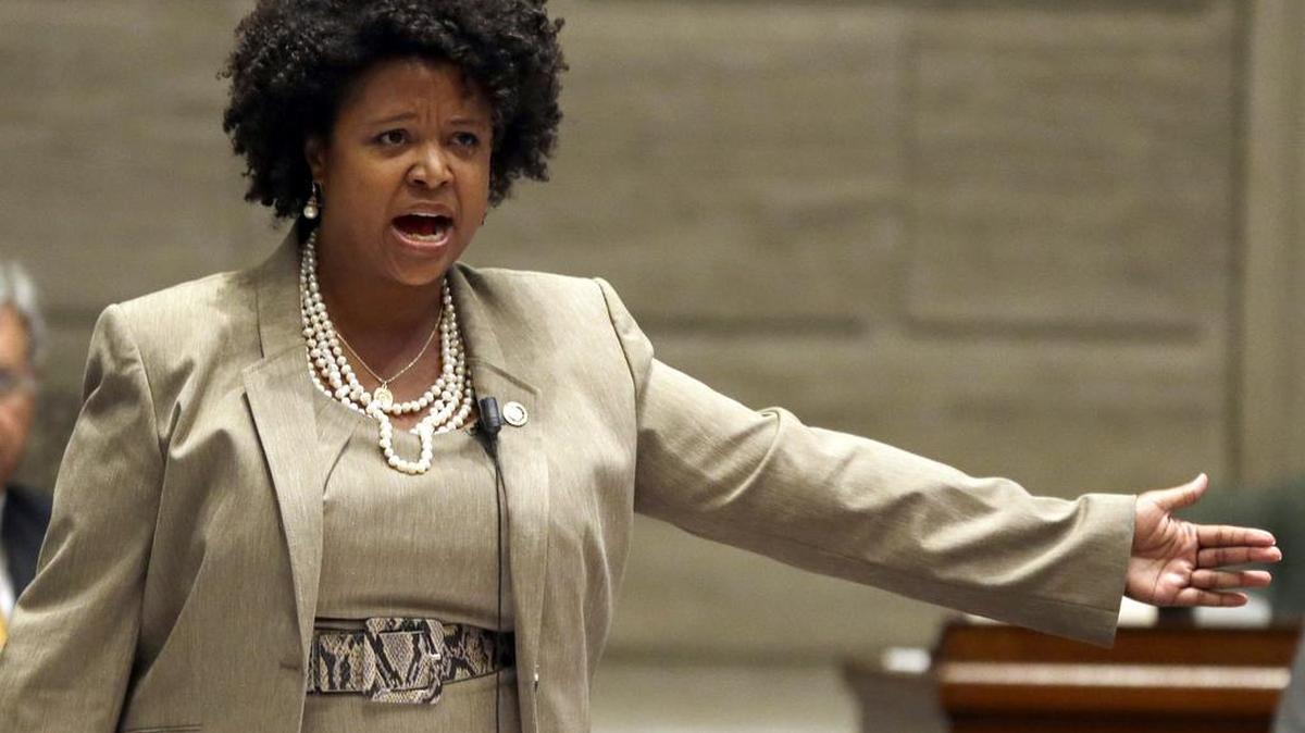 La senadora de Misuri, Maria Chappelle-Nadal, habla en el senado el 10 de septiembre de 2014 en Jefferson City.