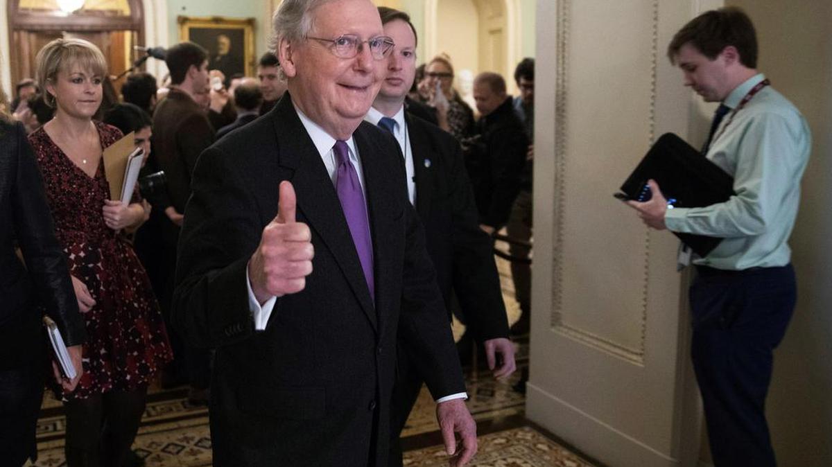 El líder de la mayoría republicana en el Senado de EEUU, Mitch McConnell (c), tras una sesión en el Capitolio de Washington DC, Estados Unidos, el 22 de enero de 2018.