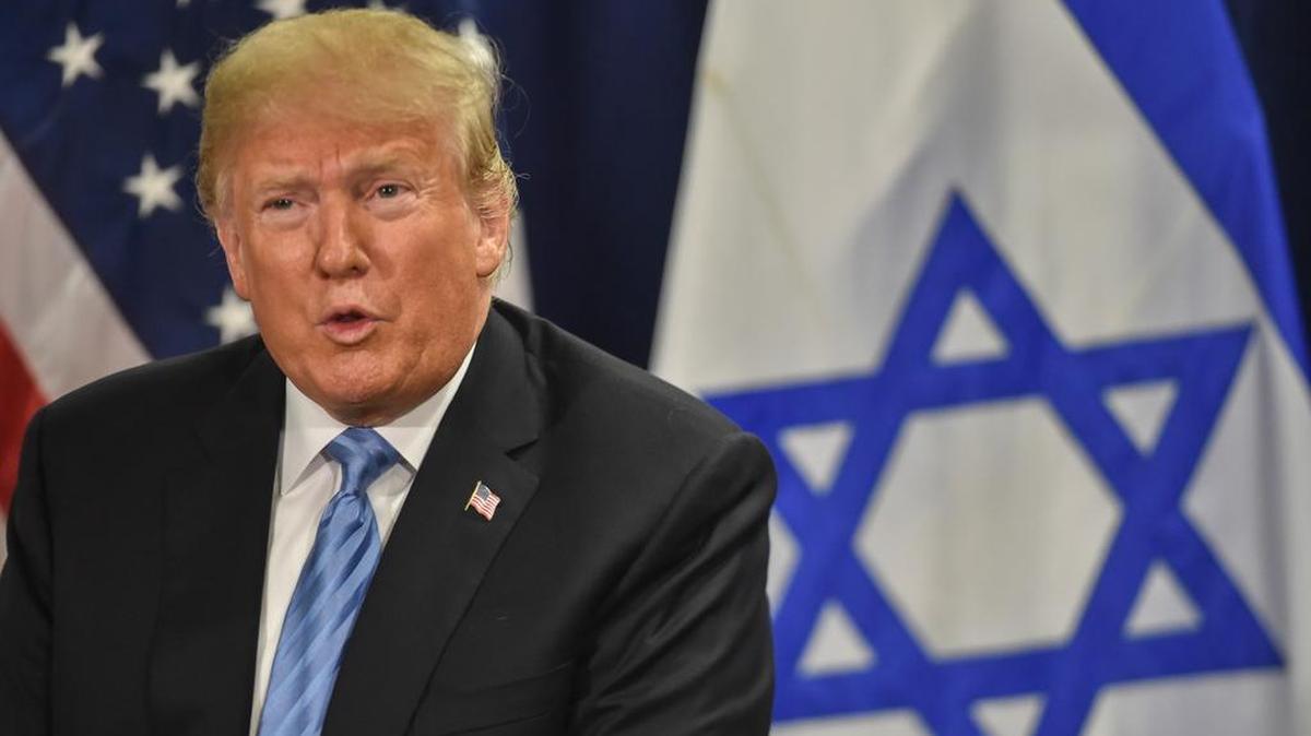 El presidente de EEUU, Donald Trump, habla mientras se encuentra con el primer ministro israelí Benjamin Netanyahu (no visto) el 26 de septiembre de 2018 en Nueva York al margen de la Asamblea General de la ONU.