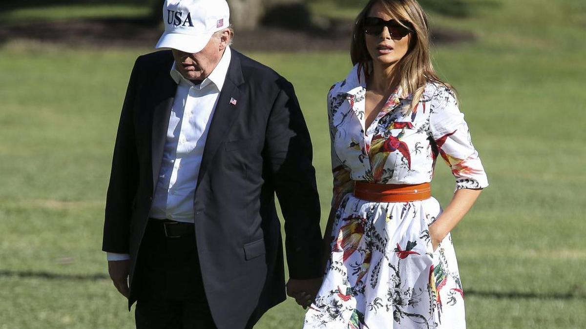 El presidente de EEUU Donald J. Trump y la primera dama Melania Trump cruzan South Lawn al llegar a la Casa Blanca en Washington, DC, EEUU, el 8 de julio de 2018.