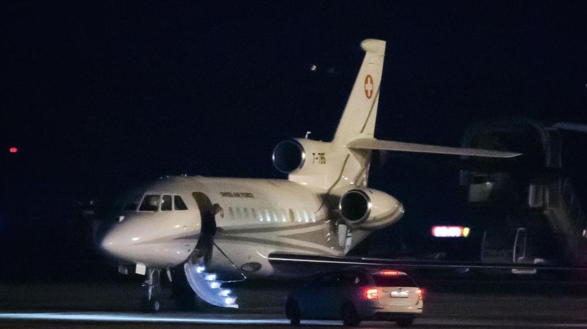 Un hombre baja de un avión Falcon 900 de la Fuerza Aérea de Suiza, tras aterrizar en Ginebra, Suiza, este domingo.
