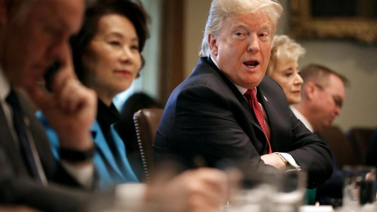 El Presidente de los Estados Unidos, Donald Trump, dirige una reunión de su gabinete en la Sala del Gabinete de la Casa Blanca, el 17 de octubre de 2018 en Washington, DC.