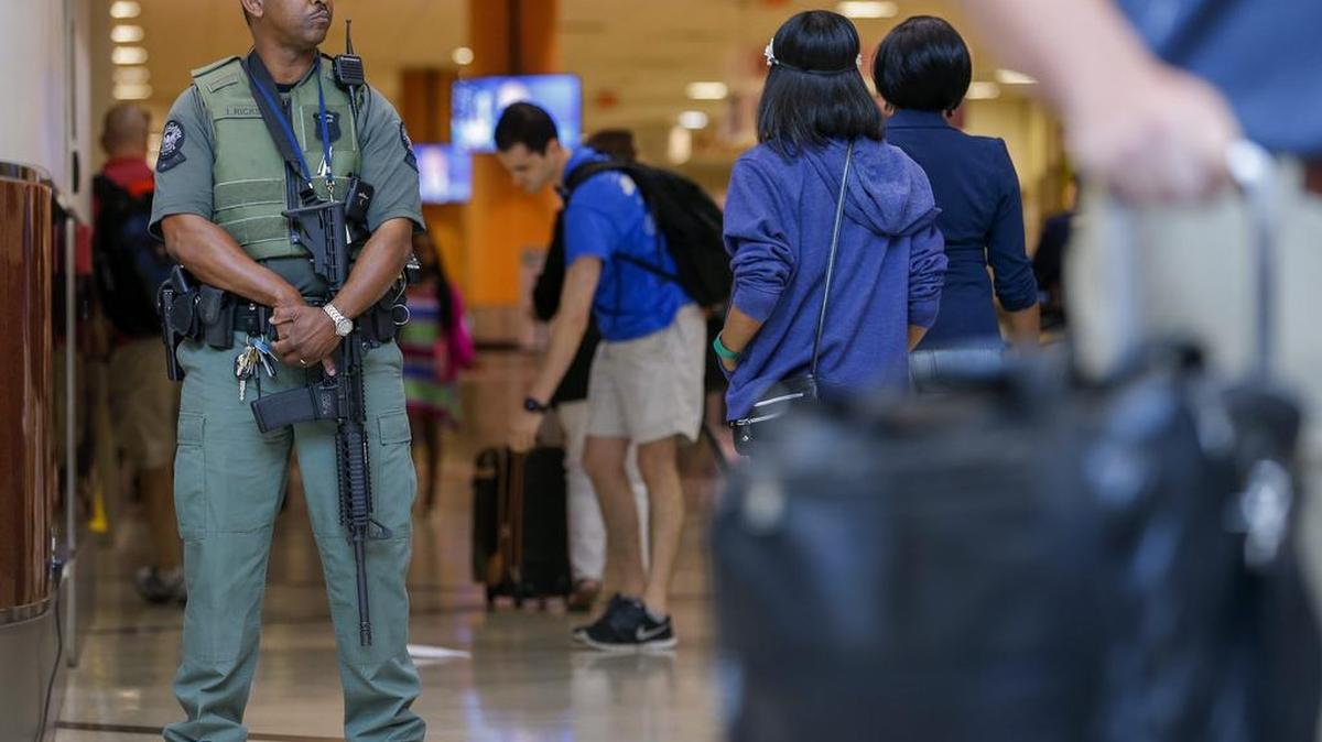 Un agente de la policía de Atlanta hace guardia en el aeropuerto internacional Hartsfield-Jackson de Atlanta, Georgia, Estados Unidos hoy, 30 de junio de 2016, con motivo de la festividad del 4 de julio.