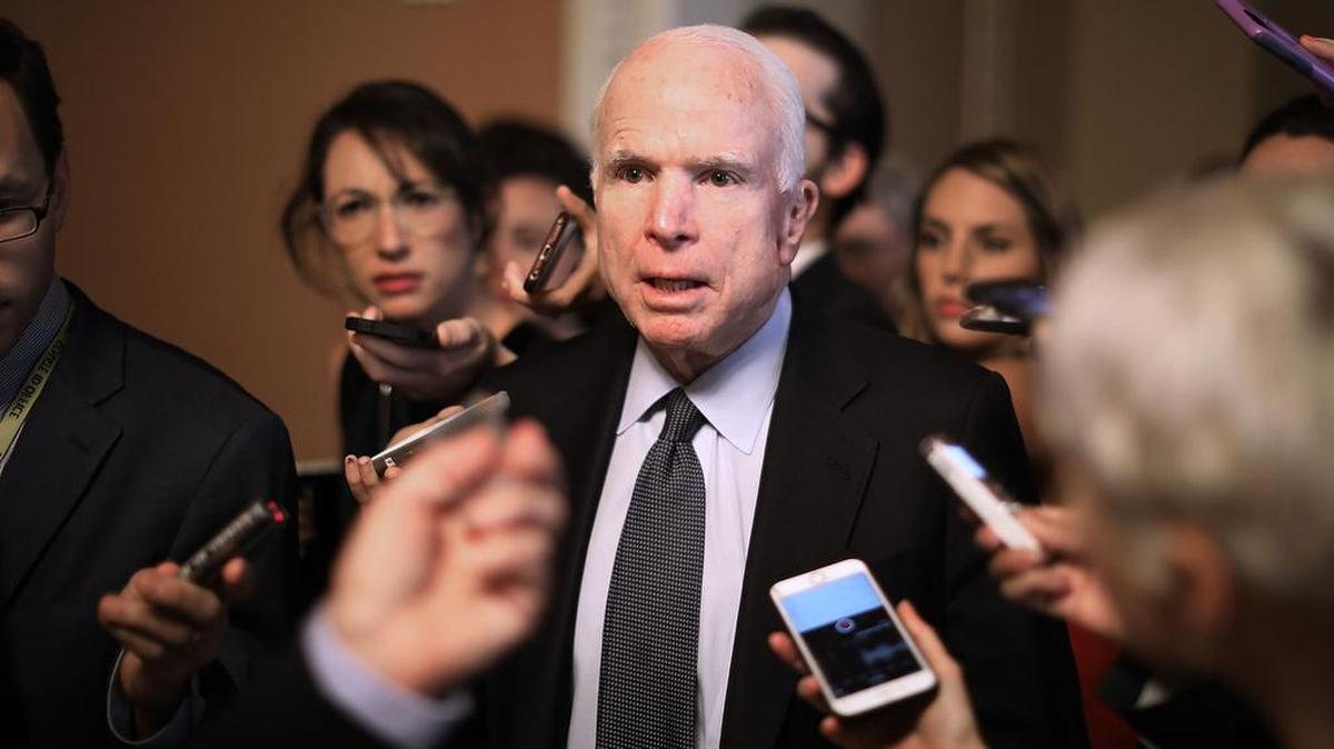 El senador John McCain se sometió el viernes a una operación en la que se le extrajo un coágulo de sangre que estaba encima de su ojo izquierdo.