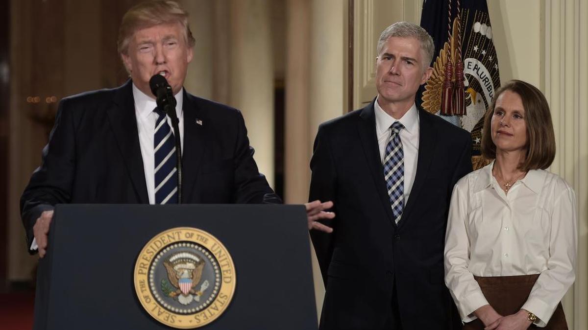 El juez Neil Gorsuch (centro) y su esposa Marie Louise junto al presidente Donald Trump, quien nominó a Gorsuch para la Corte Suprema de EEUU.