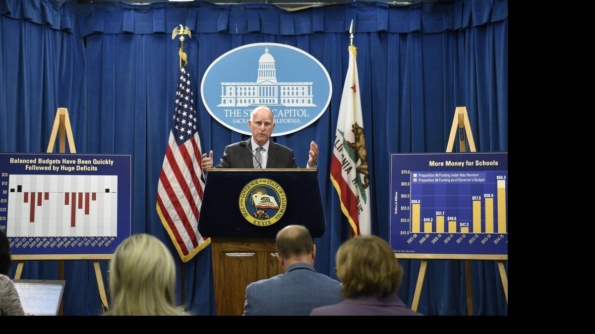 
El gobernador de California, Jerry Brown, presenta el presupuesto estatal revisado, en el que se definirá la suerte de varios programas que afectan a los hispanos como la educación preescolar y de adultos durante un acto celebrado en Sacramento, California, el jueves.
