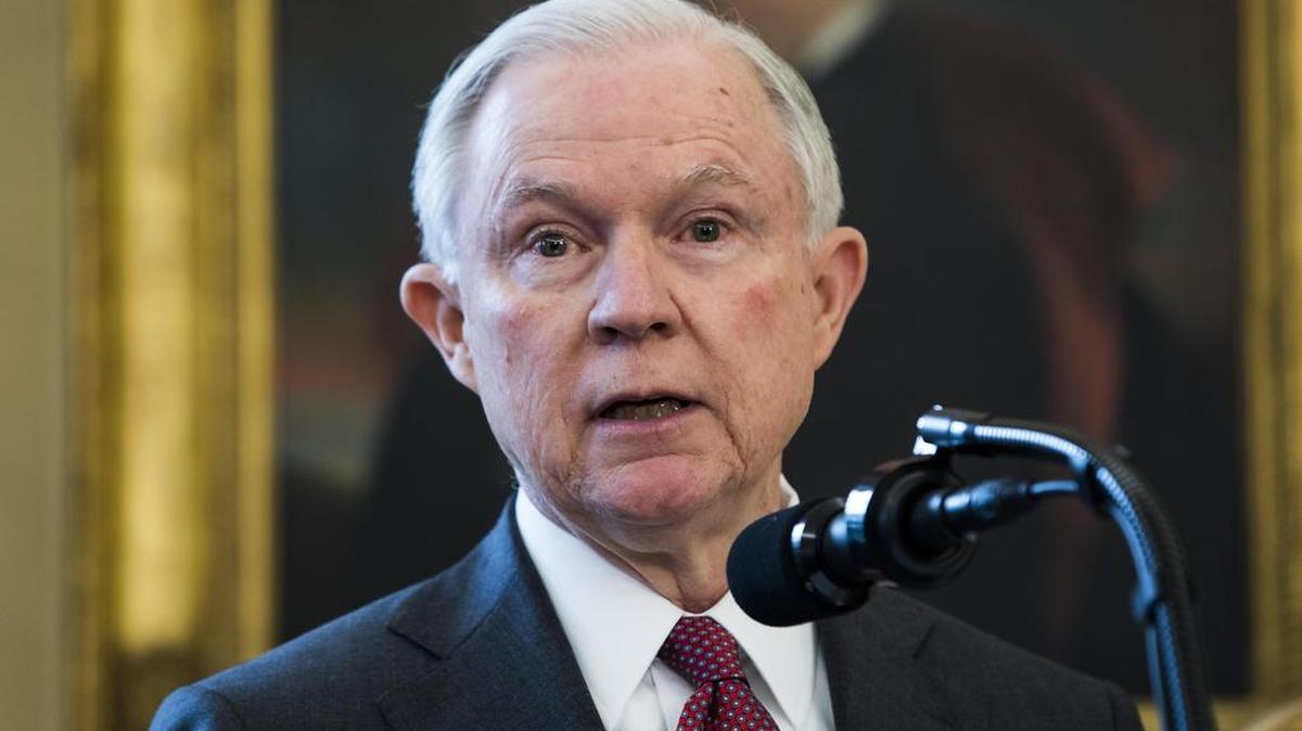 El nuevo fiscal general estadounidense, Jeff Sessions, pronuncia su discurso durante su ceremonia de toma de posesión celebrada en el Despacho Oval de la Casa Blanca en Washington, Estados Unidos, el 9 de febrero de 2017.