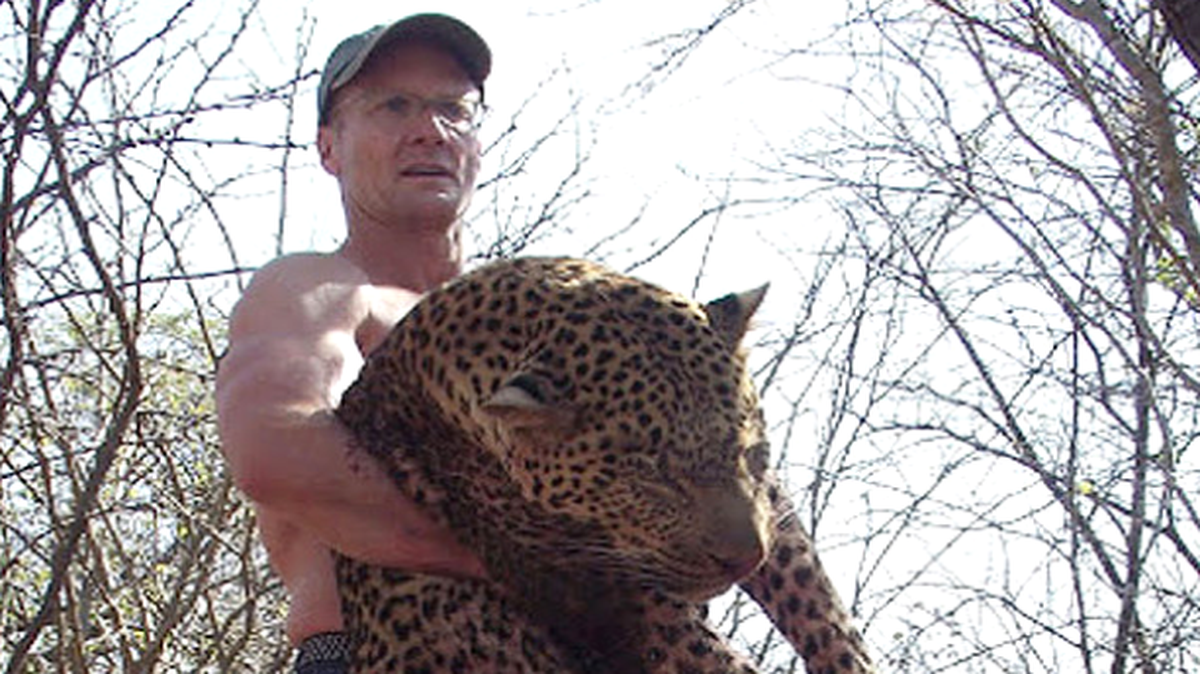 El estadounidense Walter James Palmer levanta el cuerpo de un leopardo que cazó en 2010.