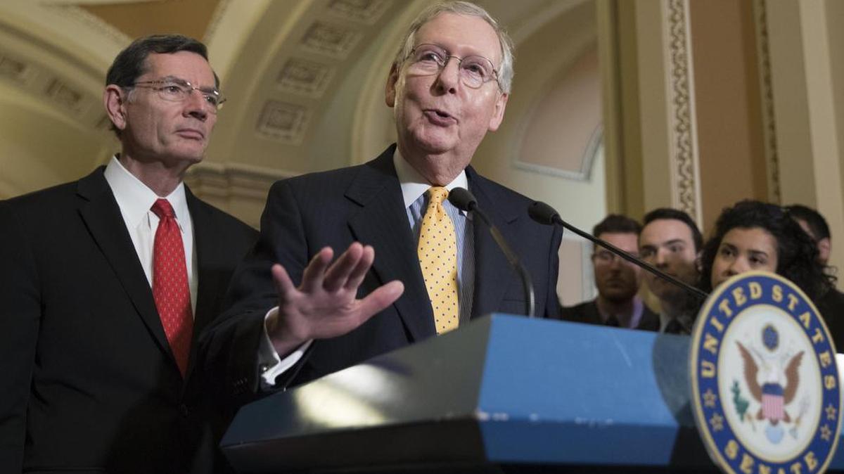 El líder de la mayoría Republicana en el Senado estadounidense, Mitch McConnell (C), habla en una conferencia de prensa junto al senador Republicano por Wyoming, John Barrasso (i), el martes 9 de mayo de 2017, en el Capitolio en Washington, DC.