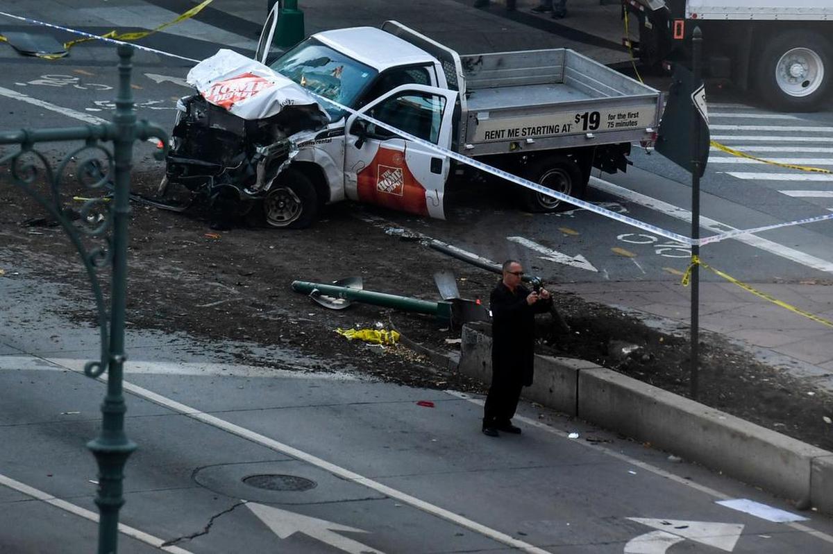 Un investigador toma fotografías con su teléfono cerca de la camioneta después del incidente en Nueva York el 31 de octubre de 2017.